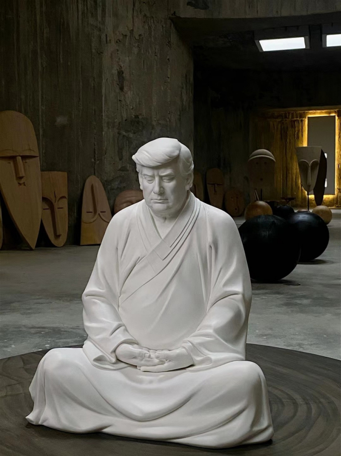 Một bức tượng Phật Trump cỡ lớn được Taobao rao bán trên mạng. Ảnh: SCMP