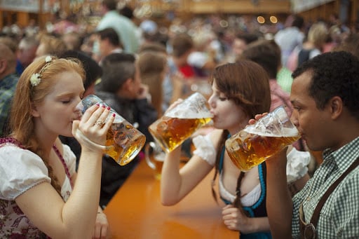 Người dân Đức uống bia tại lễ hội bia hàng năm Oktoberfest. Ảnh: DM
