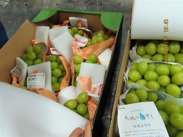 Dư lượng thuốc trừ sâu cũng được phát hiện có trong nho tại siêu thị MEIKO nhập về từ Nhật Bản. Ảnh: FDA