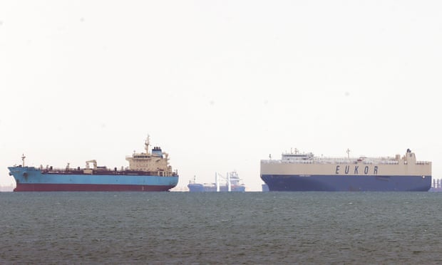 Sự cố tàu Ever Given bị xoay ngang và kẹt cứng trong kênh đào Suez khiến hàng trăm con tàu chở gia súc và nguyên liệu khác lởn vởn ở bên ngoài Mũi Hảo vọng chờ được thông kênh. Ảnh: DM