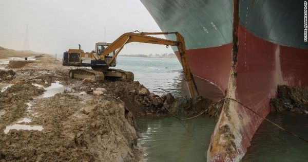 Cần cẩu và máy xúc được huy động vào cuộc giải cứu siêu tàu container Ever Given nặng tới 220.000 tấn bị mắc cạn khiến kênh đào Suez bị tắc nghẽn. Ảnh: AFP