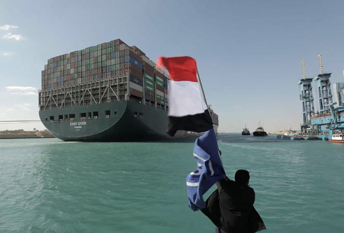 Siêu tàu container Ever Given sau khi được giải cứu cách nay hai ngày và được đưa ra khỏi vị trí mắc kẹt ở hai bờ kênh đào Suez. Ảnh: AFP