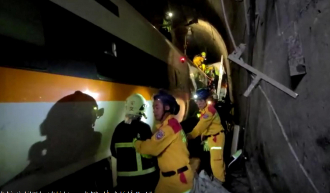 Hiện vẫn cón hai nạn nhân đang bị mắc kẹt trong đường hầm. Ảnh: RT