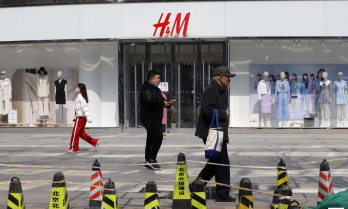 Một cửa hàng quần áo thời trang của H&M tại thủ đô Bắc Kinh bị tẩy chay buộc phải đóng cửa hôm 25/3/2021. Ảnh: RT