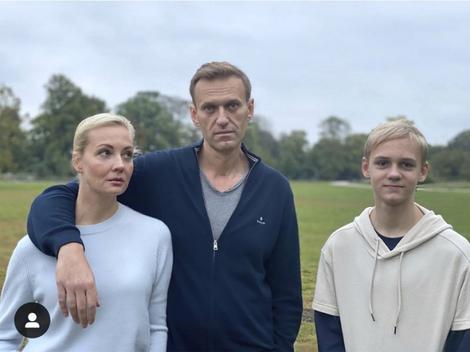 Nhà hoạt động đối lập Nga Alexei Navalny bên vợ con tại Đức hôm 6 tháng 10 năm 2020. Ảnh: AP