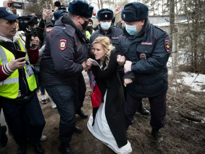 Nhân viên cảnh sát Nga bắt giữ bà Anastasia Vasilyeva ở bên ngoài khuôn viên nhà tù ở Pokrov, nơi thủ lĩnh đối lập Alexei Navalny đang bị giam giữ. Ảnh: AP