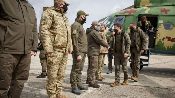 Tổng thống Ukraine Volodymyr Zelensky hôm qua đã tới hiện trường khu vực khủng hoảng leo thang ở miền đông Ukraine. Ảnh: AFP