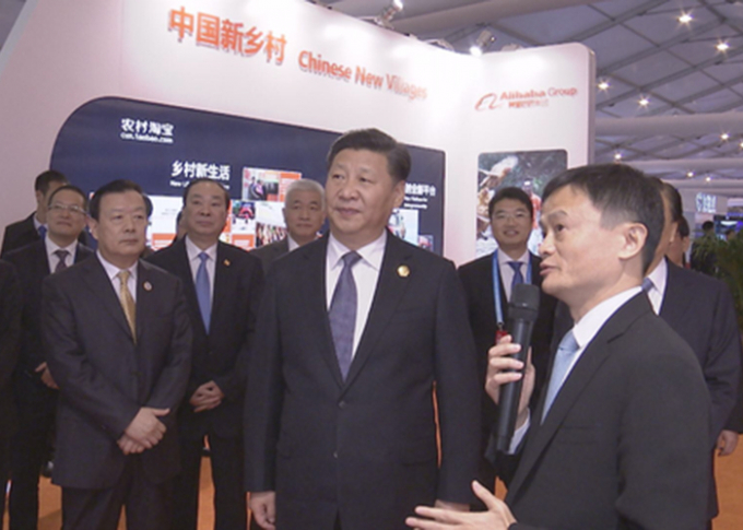 Ông trùm công nghệ Trung Quốc Jack Ma thuyết trình trước Chủ tịch Tập Cận Bình tại Hội nghị Internet Thế giới năm 2015. Ảnh: CND