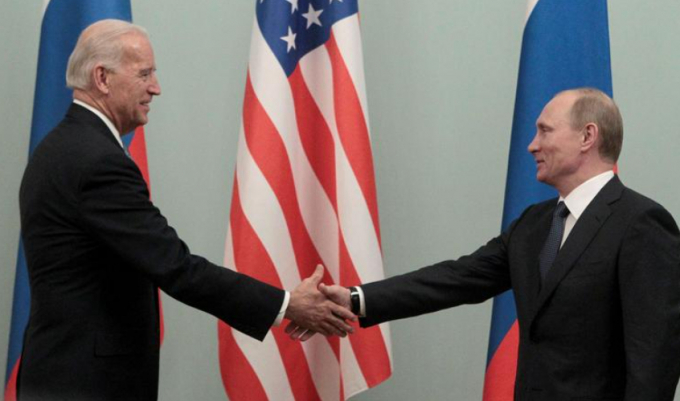 Thủ tướng Nga Vladimir Putin (phải) bắt tay Phó Tổng thống Mỹ Joe Biden tại cuộc gặp ở Moscow hồi tháng 3/2011. Ảnh: RT