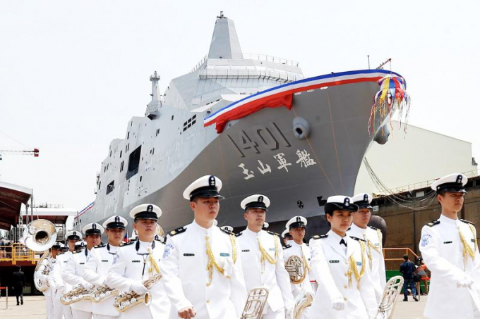 Lực lượng hải quân Đài Loan bên tàu chiến Yu Shan hôm 13/4. Ảnh: WDN