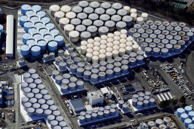 Ảnh chụp từ flycam cho thấy các bể chứa nước đã qua xử lý tại nhà máy điện hạt nhân Fukushima Daiichi bị thảm họa sóng thần ở thị trấn Okuma, tỉnh Fukushima, ngày 13 tháng 2 năm 2021. Ảnh: Kyodo 