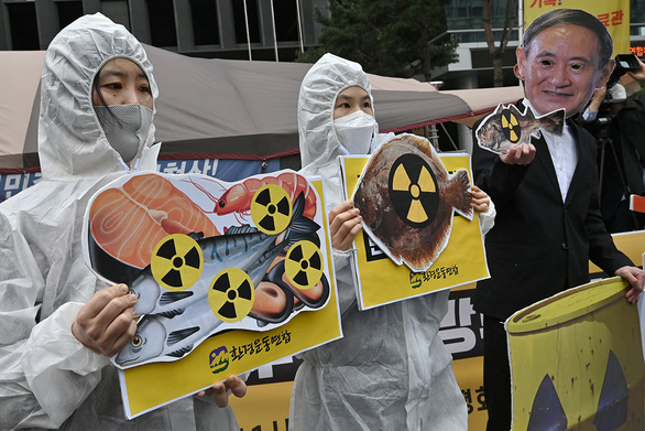 Các nhà bảo vệ môi trường Hàn Quốc phản đối kế hoạch xả nước thải bên ngoài Đại sứ quán Nhật Bản tại Hàn Quốc hôm 14/4 - Ảnh: AFP