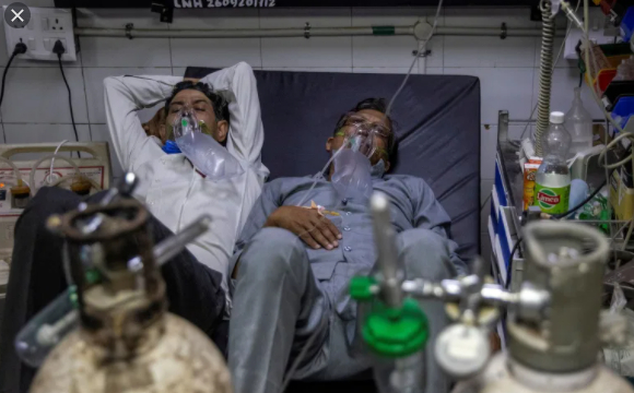 Nhiều bệnh viện tại Ấn Độ đang quá tải vì số bệnh nhân tăng vọt. Ảnh: AFP