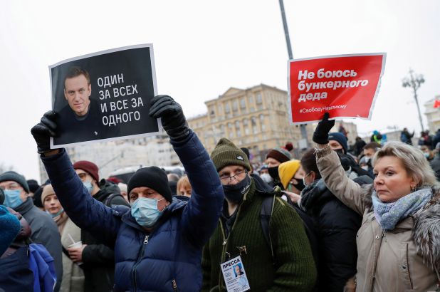 Hàng nghìn người dân ở nhiều thành phố khắp nước Nga xuống đường ủng hộ ông Navalny. Ảnh: RT