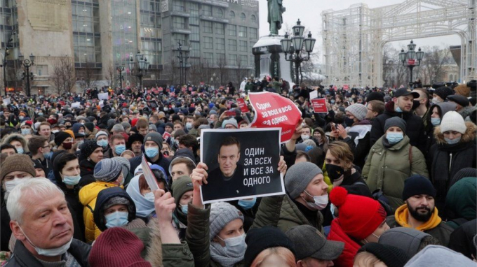 Người biểu tình xuống đường ở thủ đô Moscow phản đối chính phủ và đòi trả tự do cho ông Navalny. Ảnh: NYP