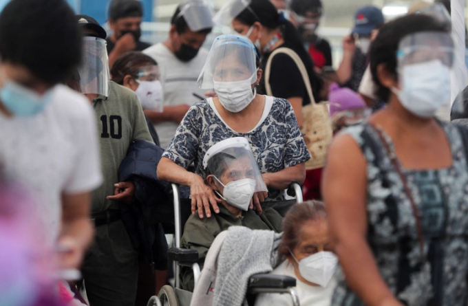 Người dân Peru xếp hàng chờ tới lượt tiêm vascxin Covid-19 ở thủ đô Lima hôm 16/4/2021. Ảnh: Reuters