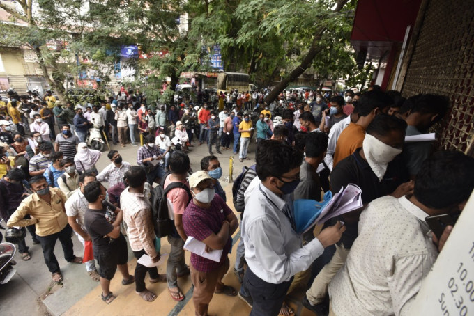 Người dân xếp hàng dài ở bên ngoài một bệnh viện ở thành phố Pune để chờ tới lượt mua thuốc kháng virus Remdesivir hồi giữa tháng 4/2021. Ảnh: AP