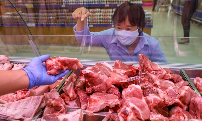Một khách hàng mua thịt lợn trong siêu thị ở quận 9, TP. HCM hồi tháng 3 năm 2020. Ảnh: Quynh Tran