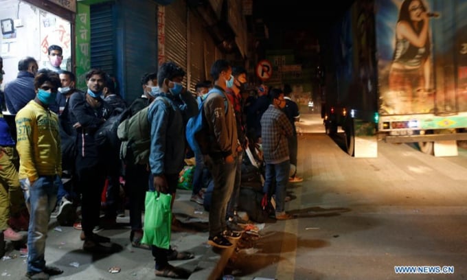Dòng người lao động nhập cư đón xe bus từ thủ đô Kathmandu của Nepal trở về quê lánh dịch ngày 28 tháng 4 năm 2021. Ảnh: THX