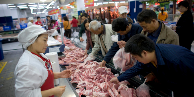 Dự báo nhu cầu nhập khẩu thịt ​​lợn của Trung Quốc vẫn ở mức cao do tình trạng thiếu hụt nguồn cung sẽ kéo dài đến hết năm. Ảnh: PRI