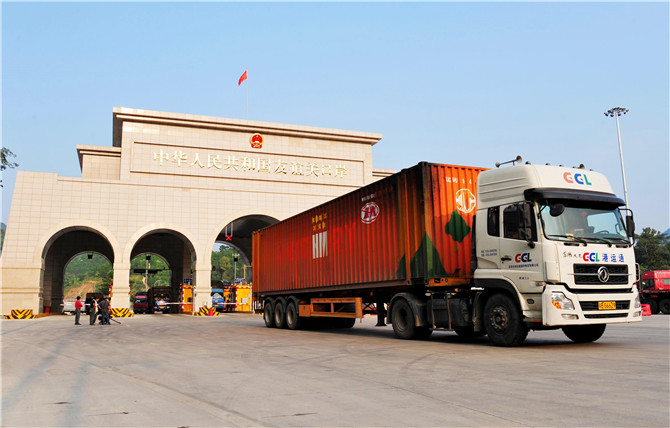 Cửa khẩu Đông Hưng (Trung Quốc) đã được phép nối lại hoạt động nhập khẩu trái cây từ Thái Lan và Việt Nam từ cuối tuần trước. Ảnh: ShangrilaNews