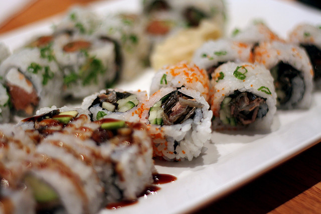 Món sushi ve sầu của đầu bếp Bun Lai mời người dân Washington thưởng thức miễn phí hôm 23/5. Ảnh: AP