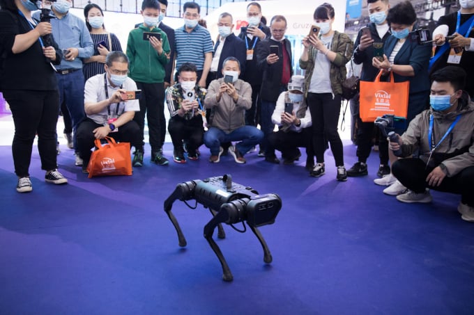 Đông đảo quan khách chụp hình con chó robot thông minh tại triển lãm. Ảnh: Tân Hoa xã