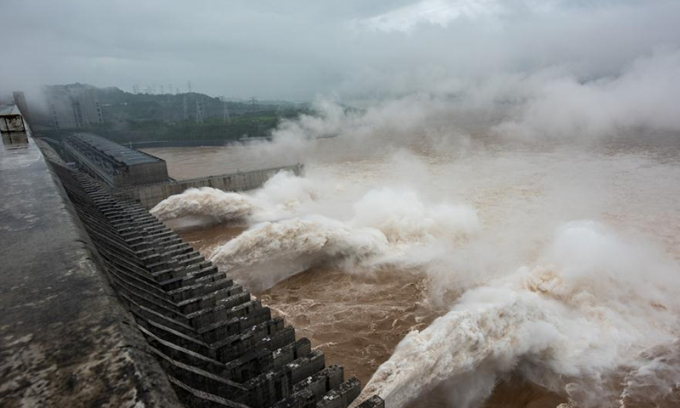 Đập Tam Hiệp thuộc tỉnh Hồ Bắc mở cửa xả lũ ra sông Dương Tử đợt cao điểm lũ lụt năm ngoái. Ảnh: THX