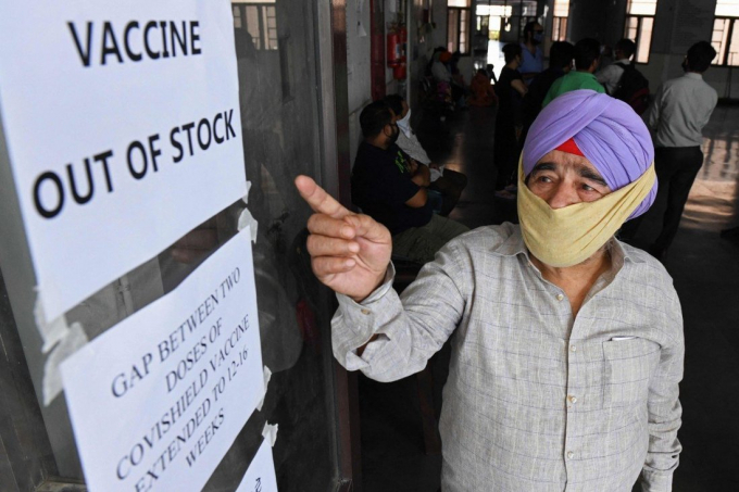 Một người đàn ông Ấn Độ chỉ vào bảng thông báo hết vacxin ở Amritsar, ngày 17 tháng 5. Ảnh: AFP