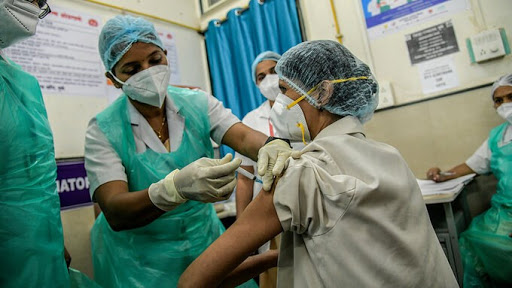 Dù là quốc gia sản xuất vacxin Covid-19 hàng đầu thế giới nhưng Ấn Độ hiện đang thiếu nguồn vacxin để tiêm phòng cho người dân trong nước. Ảnh: Getty 