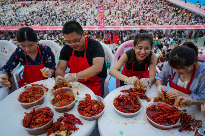 Thực khách Trung Quốc tại một cuộc thi ăn tôm hùm đất tại huyên Tiềm Giang, tỉnh Hồ Bắc năm 2018. Ảnh: getty
