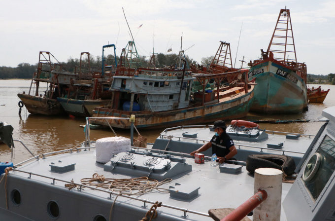 Các tàu đánh cá nước ngoài bị bắt hôm thứ Bảy, được đưa về neo đậu tại Trạm 3 thuộc Phân đội Cảnh sát biển số 7 ở tỉnh Narathiwat. Ảnh: Waedao Harai
