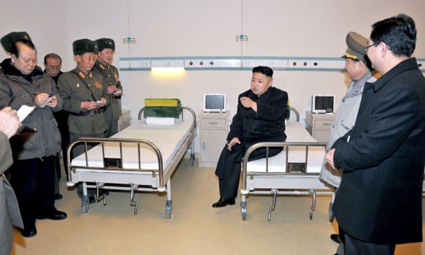 Ông Kim Jong-un được cho là nghiện thuốc lá và có sở thích uống rượu mạnh. Ảnh: The Guardian
