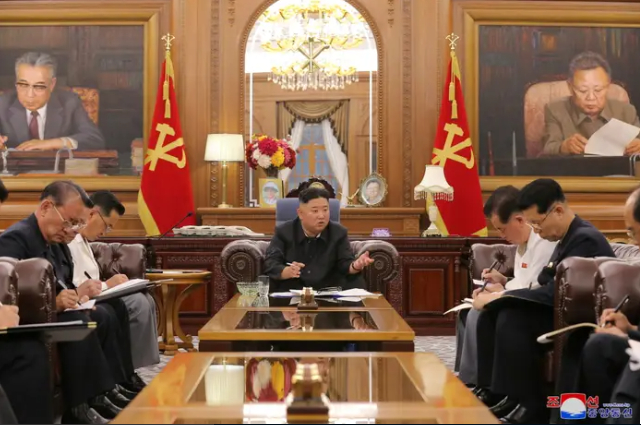 Mặc dù cảnh báo về tình trạng thiếu hụt lương thực, tuy nhiên ông Kim Jong-un cho biết nền kinh tế Triều Tiên đã 'cho thấy sự cải thiện toàn diện'. Ảnh: KCNA/Reuters