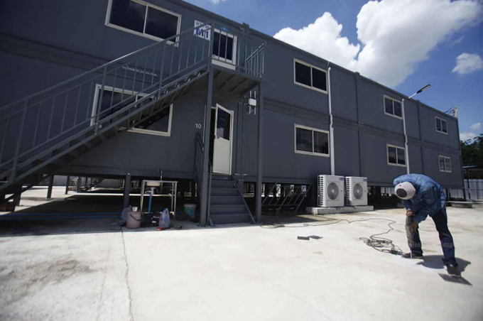 Một bệnh viện dã chiến hai tầng với 168 giường phục vụ bệnh nhân Covid-19 nặng được lắp đặt ở quận Laksi sau khi các giường ICU của các bệnh viện ở Bangkok đã quá tải. Ảnh: BKP