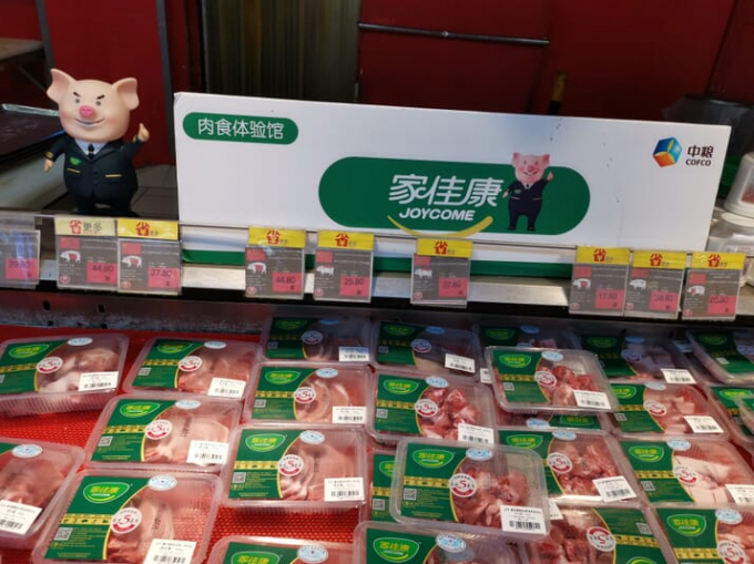 Thị trường thịt lợn tại Trung Quốc lại dư nguồn cung khiến giá thịt giảm mạnh. Ảnh: RT
