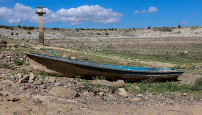 A boat lies on the dry ground of the Sanalona reservoir, which has low water levels due to a long-term drought in Culiacan, Sinaloa state, Mexico. (RT)