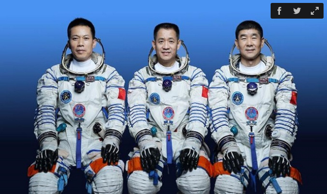 Ba thành viên phi hành đoàn trước thời khắc lịch sử hôm 17/6/2021. Ảnh: Xinhua