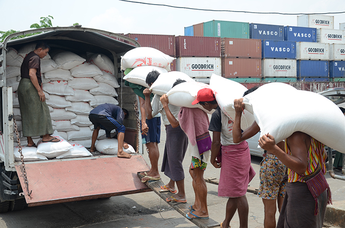 Dự báo gạo của Campuchia và Myanmar sẽ lấn chiếm thị phần của các nhà xuất khẩu gạo hàng đầu thế giới. Ảnh: Daily Sun 