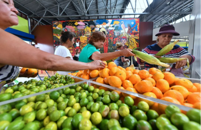 A free fruit and vegetable distribution effort in the Watts neighborhood of south Los Angeles, organized by the Watts Labor Action Committee and Food Forward, aims to collect gleaned and discarded food and distribute it to those who need it. Photo: AFP
