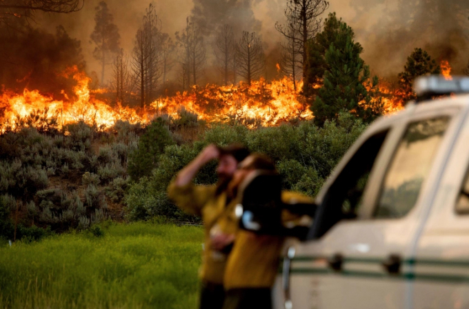 The blazes come as the west of the country is in the midst of a second extreme heatwave within just a few weeks. Photo: AP 