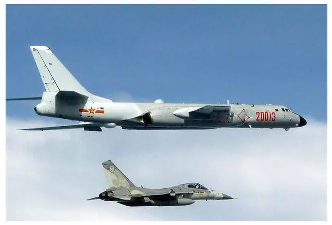 Máy bay chiến đấu Đài Loan trong một lần áp sát máy bay ném bom của Trung Quốc. Ảnh: Taiwan News
