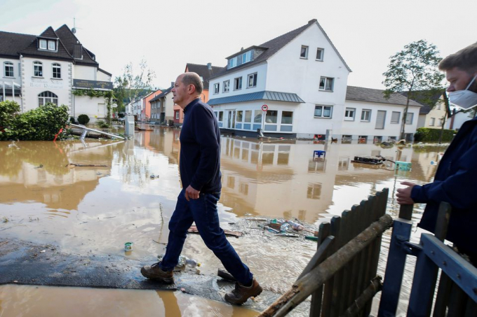 Bộ trưởng Tài chính Đức Olaf Scholz thị sát một khu vực bị thiệt hại sau trận mưa lớn ở Bad Neuenahr-Ahrweiler, sáng 15 tháng 7 năm 2021. Ảnh: REUTERS