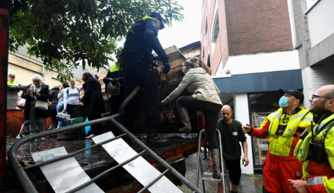 Người dân vùng nguy hiểm Valkenburg sơ tán trước khi bị nước lũ nhấn chìm hôm 15/7. Ảnh: Reuters