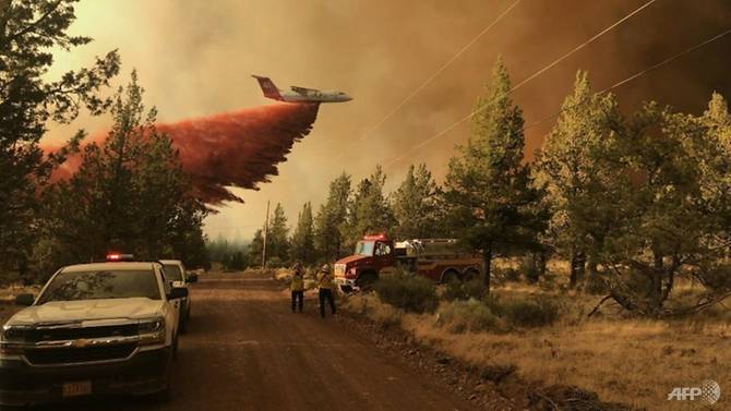A firefighting tanker drops a retardant over the Grandview fire near Sisters, Oregon on Jul 11, 2021. Photo: AFP