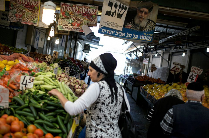 A religious Jewish woman shops for vegetables at a market in Tel Aviv, Israel March 10, 2015. Photo: Reuters