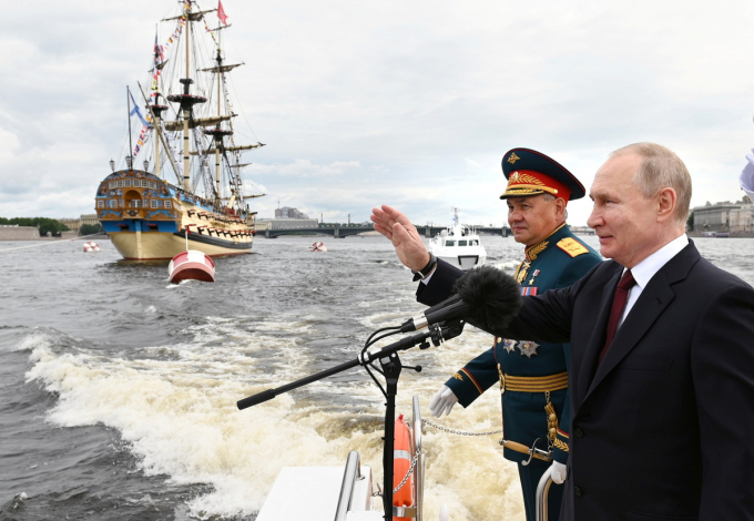 Tổng thống Vladimir Putin giám sát cuộc duyệt binh Ngày Hải quân Nga ở St.Petersburg hôm 25/7t. Ảnh: Reuters