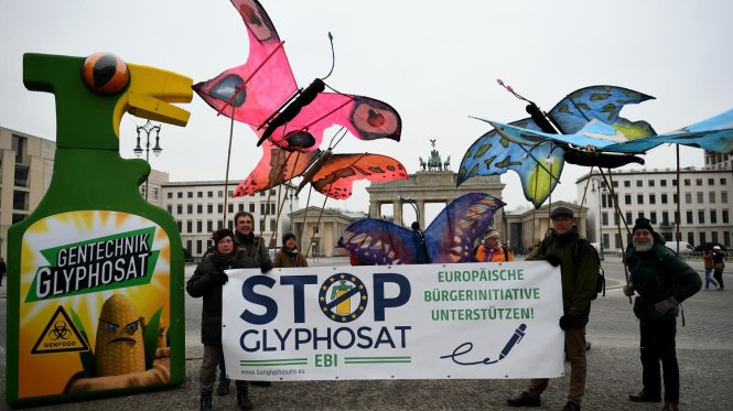 Người dân nhiều quốc gia phản đối việc sử dụng hóa chất glyphosat vì nguy cơ gây bệnh ung thư và hủy diệt hệ sinh thái. Ảnh: DPA
