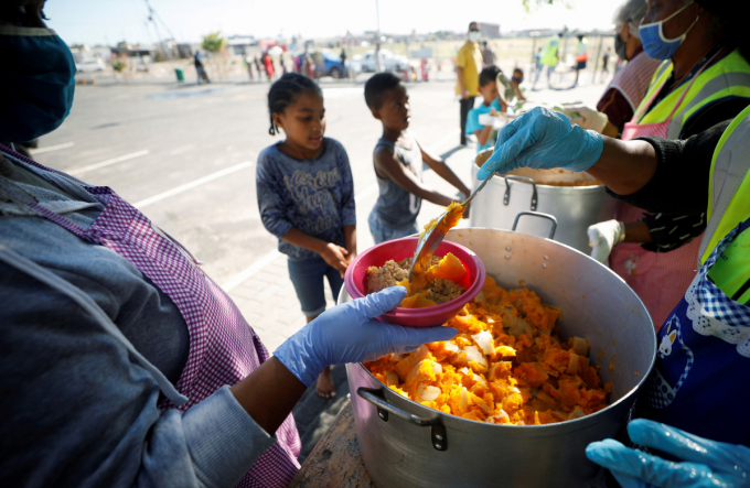 Children queue for food at a school feeding scheme during a nationwide lockdown aimed at limiting the spread of the coronavirus disease (COVID-19) in Blue Downs township near Cape Town, South Africa, May 4, 2020. Photo: Agencies