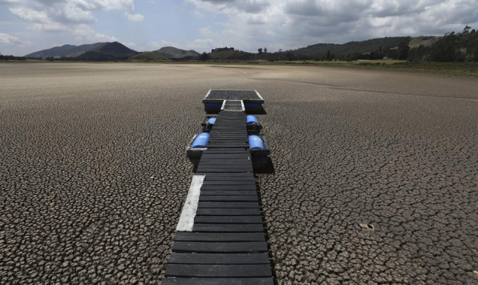 Feb. 17, 2021 file photo, a floating dock sits on the lakebed of the Suesca lagoon, in Suesca, Colombia. The lagoon, a popular tourist destination near Bogota that has no tributaries and depends on rain runoff, has radically decreased its water surface due to years of severe droughts in the area and the deforestation and erosion of its surroundings. Photo: AP 